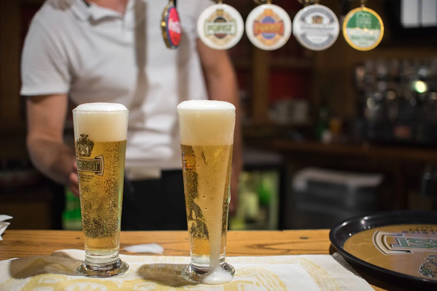 Due birre alla spina appena spillate al bancone