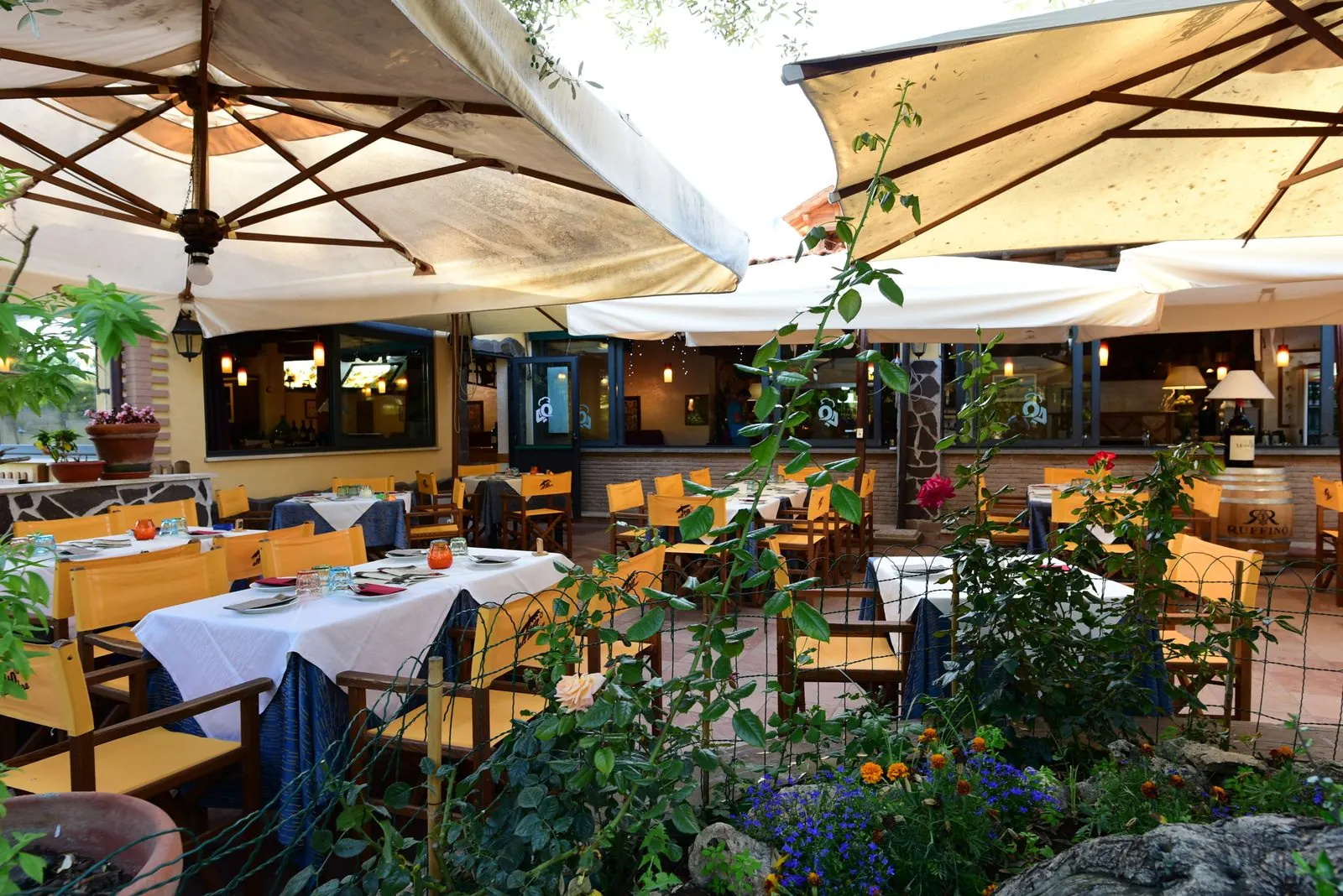Tavoli tra le piante del giardino