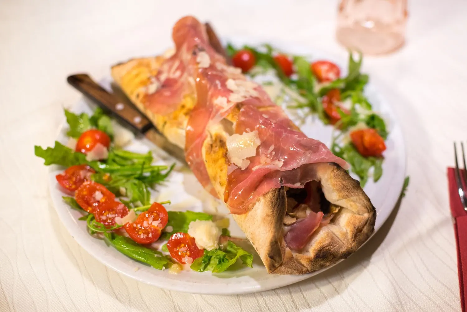 Rotolo con prosciutto crudo e insalata